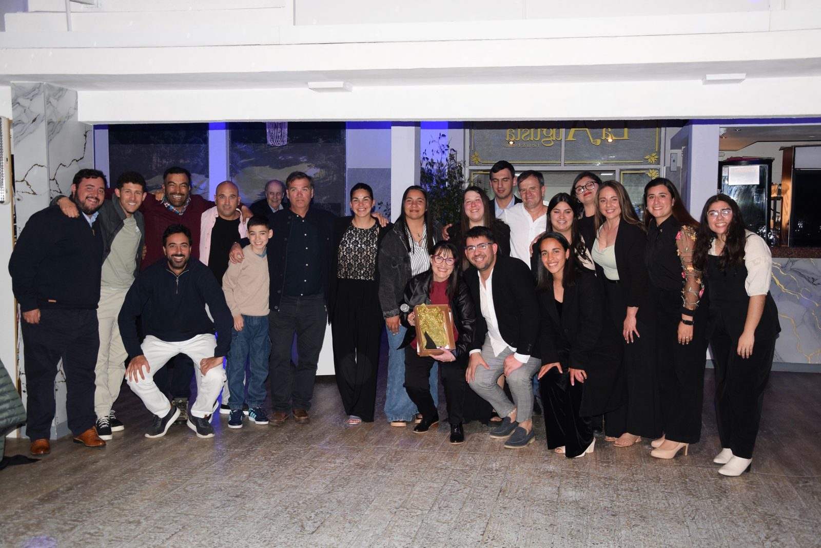 Equipo y amigos de la Fundación Tenis Uruguay en la cena show por los 21 años
