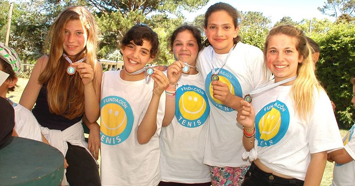 Chicas de la Fundación Tenis Uruguay mostrando sus medallas